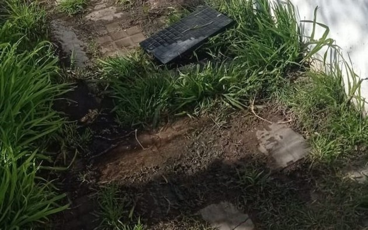 En San Carlos reclaman por una pérdida de agua en plena vereda: "Es un ...