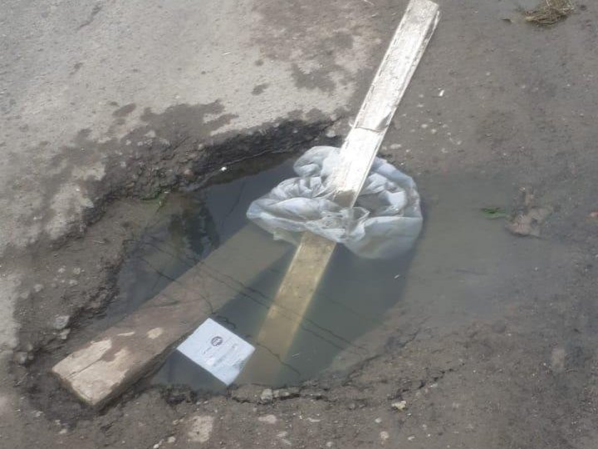 Reclaman por una gran perdida de agua y pozos en tres calles de Villa ...