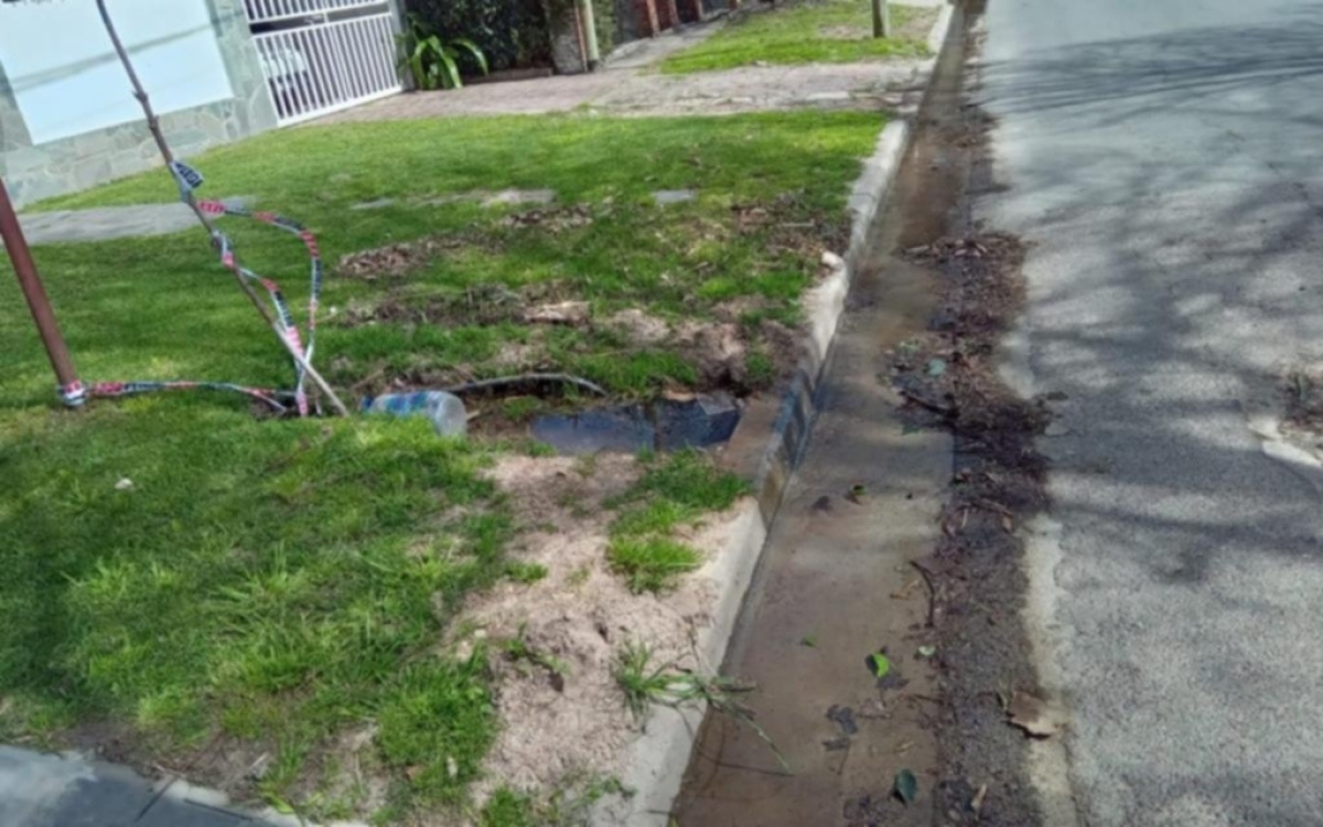 Vecinos de Gonnet reclaman por un caño roto que genera un curso de agua ...