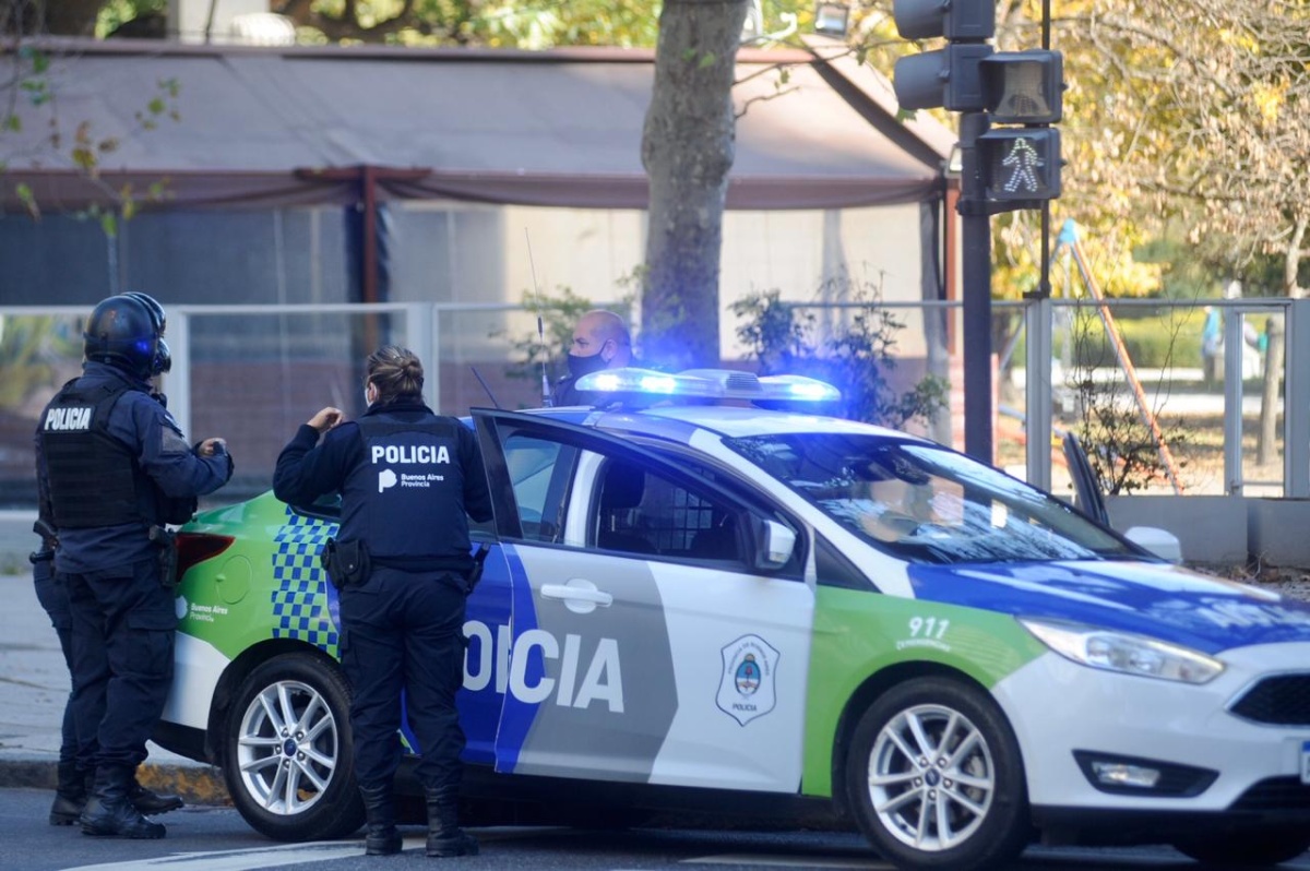 Detuvieron a dos hombres por tenencia de marihuana en pleno centro platense