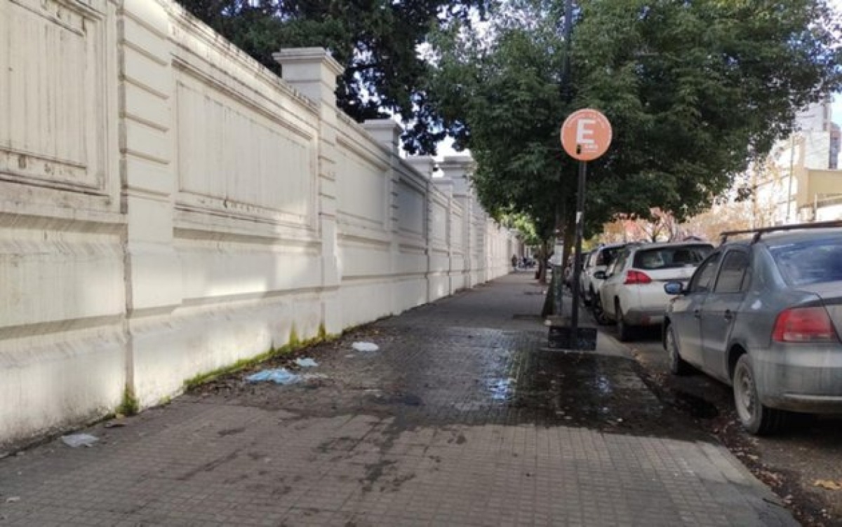 Vecinos de la zona de 5 y 46 reclaman por una grave pérdida de agua que ...