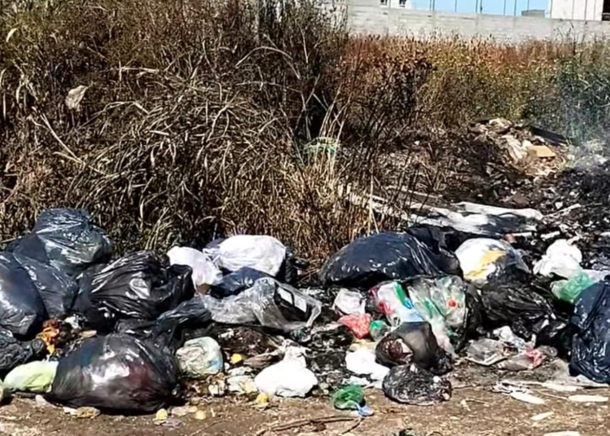 Un basural en la puerta de sus casas: "la ciudad esta en un total ...