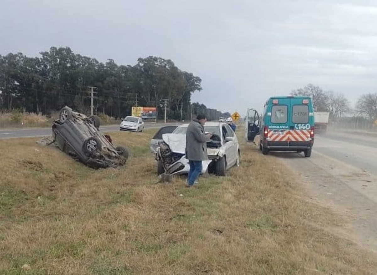 Un fuerte accidente y vuelco en la Ruta 2 terminó con heridos y el ...
