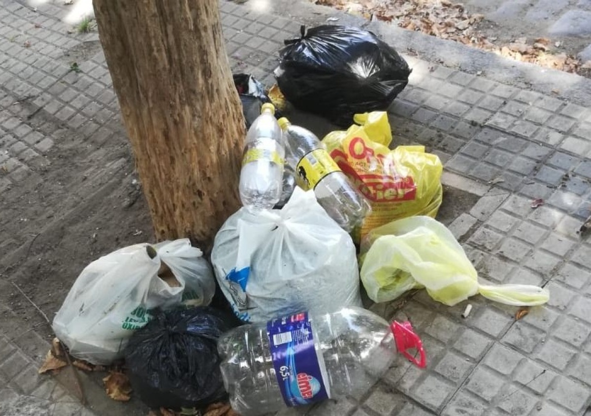 Hartazgo en la zona de 65 y 6 por la acumulación de basura en las veredas