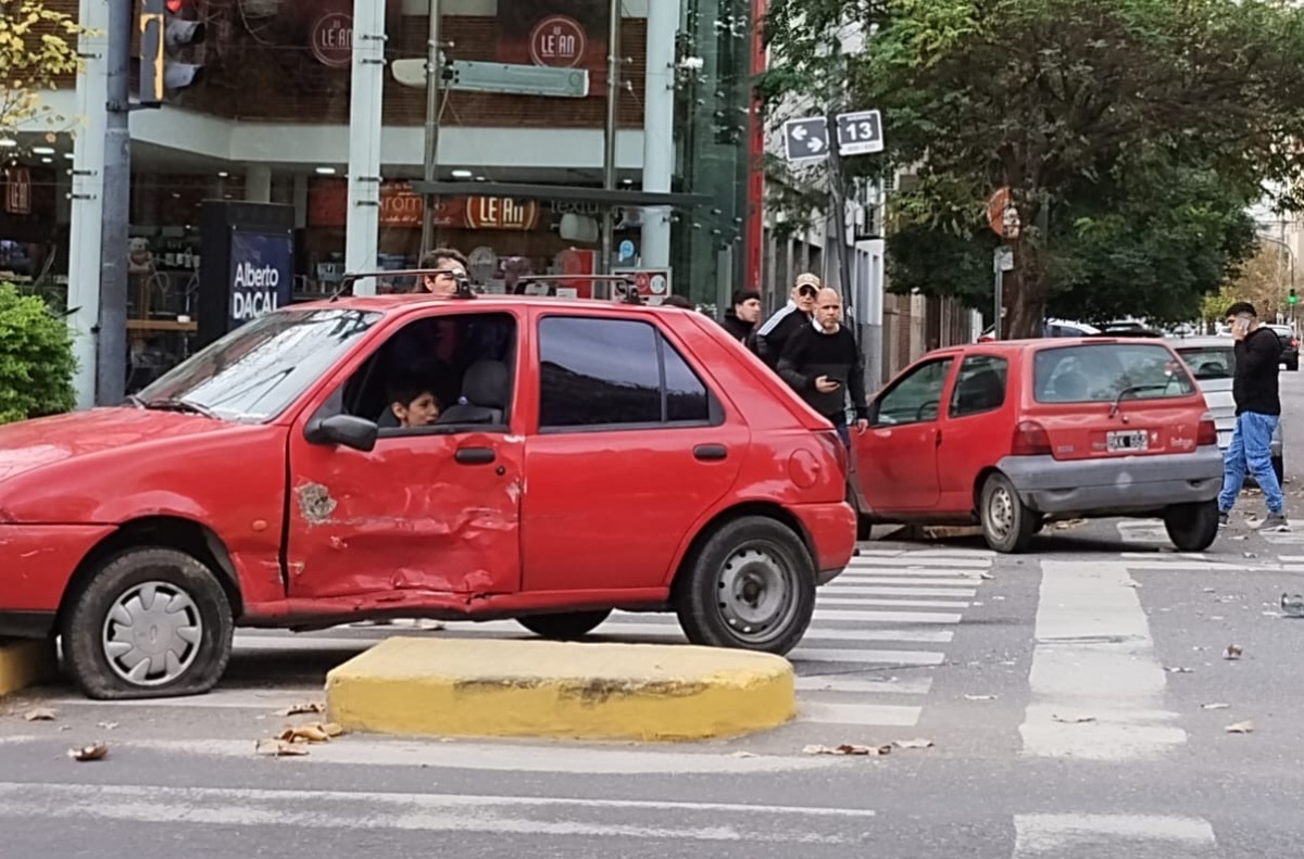 Un auto pasó con el semáforo en rojo y colisionó con otro en la esquina ...