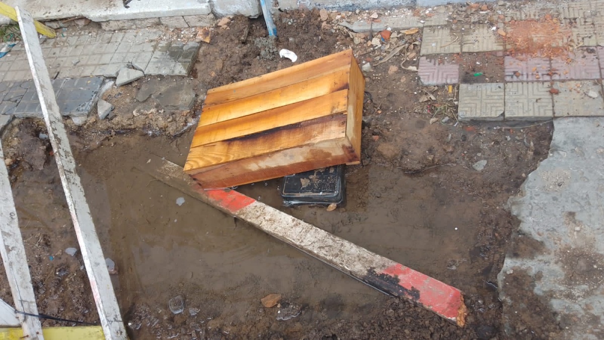 Reclaman por una pérdida de agua y un pozo en la vereda de 9 y 45