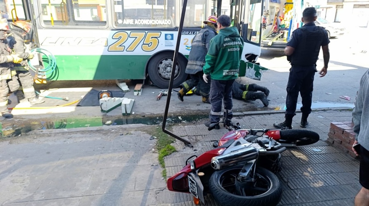 Así fue el accidente donde un motociclista quedó atrapado debajo de un ...