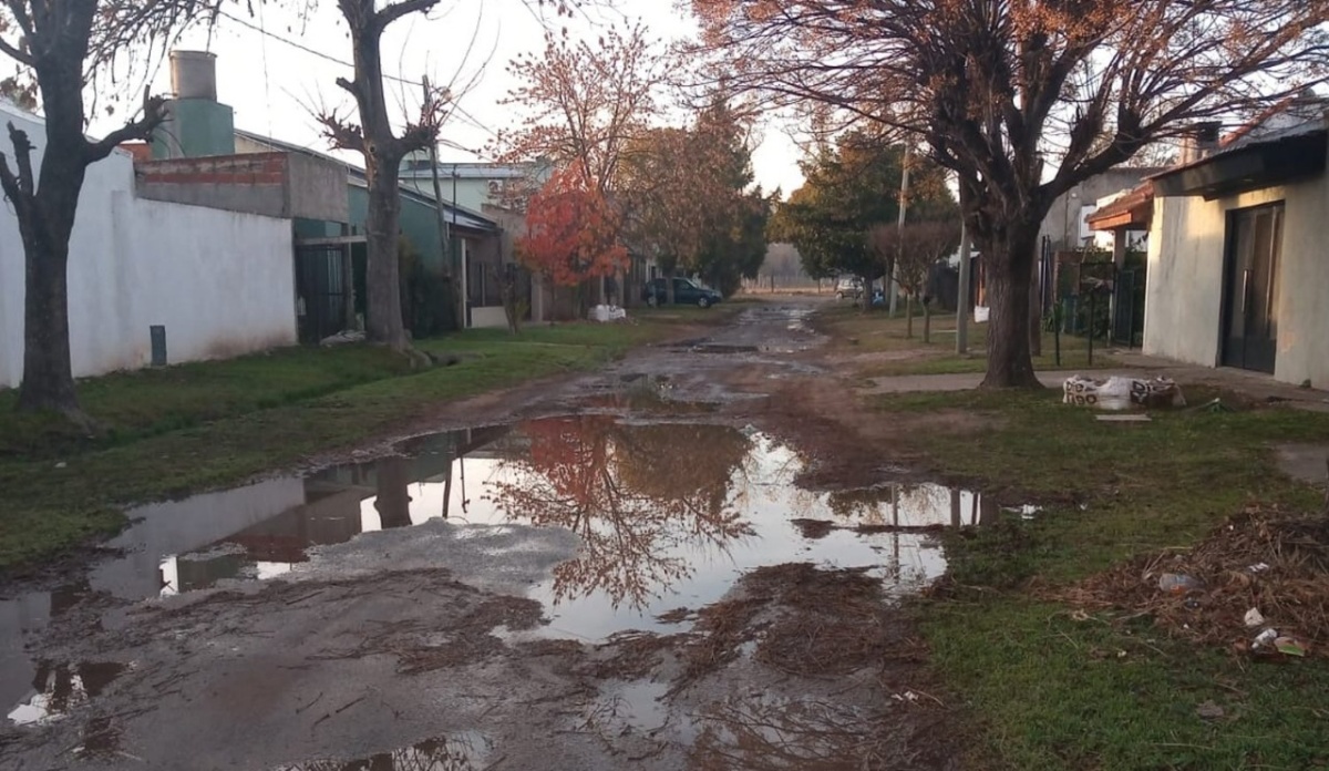 Vecinos de Barrio Aeropuerto reclaman una "laguna" en el medio de una calle