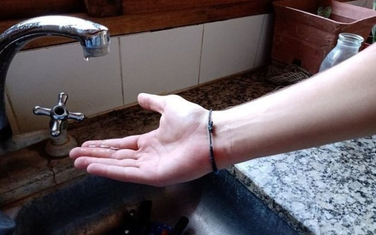Reclaman por la falta de agua en Hernández, Gonnet, Los Hornos, San ...