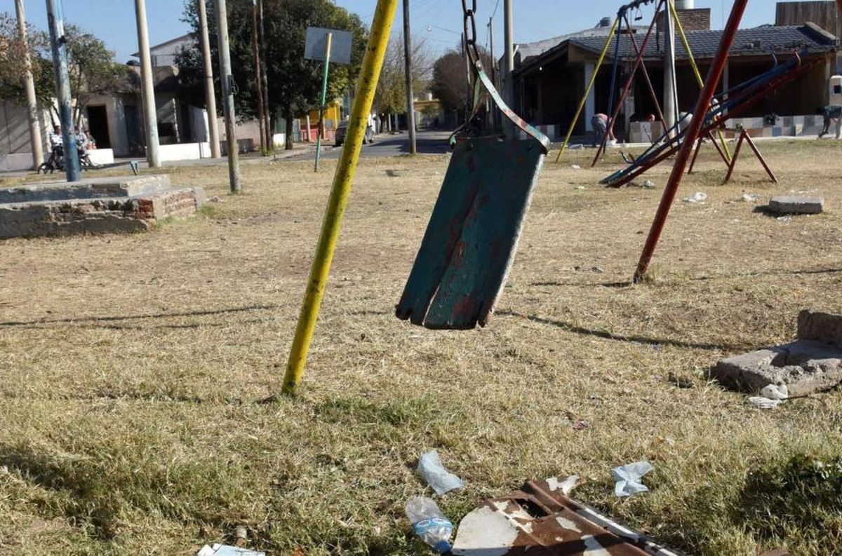 Plazas de Villa Elisa en mal estado y el continuo reclamo de los vecinos