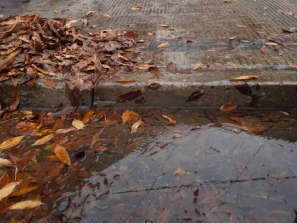 Reclaman por una pérdida de agua que se pone cada vez peor en una calle ...