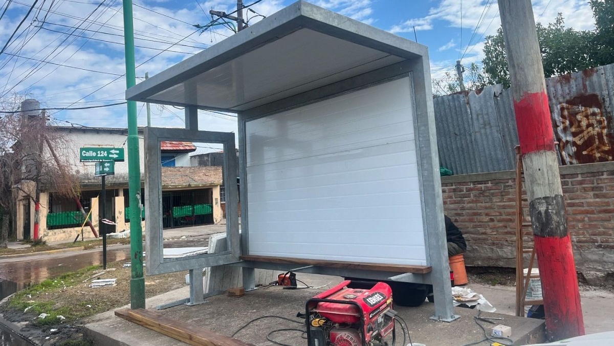 Instalaron nuevos refugios en las paradas de micro de Villa Catella y ...