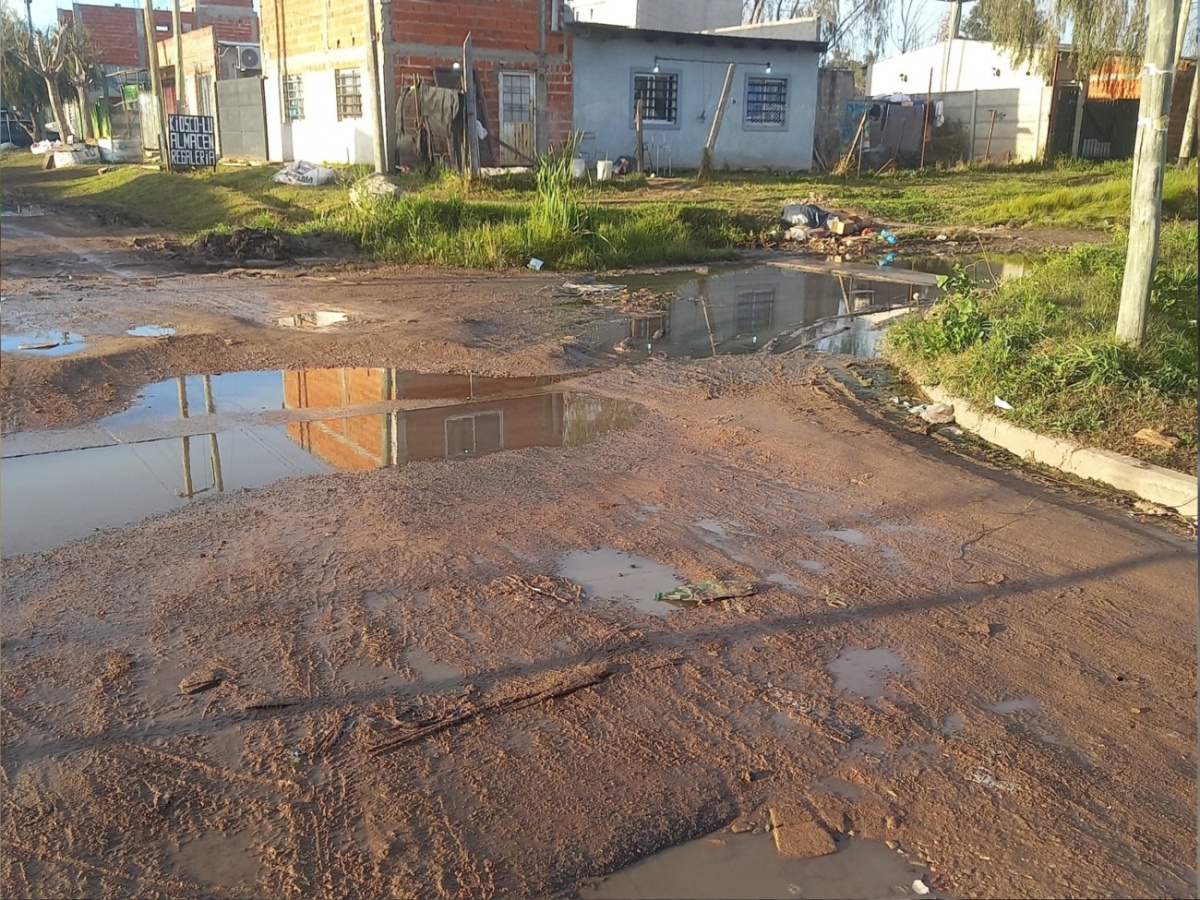 Vecinos de Los Hornos reclaman por el mal estado de la calle 139 y 74