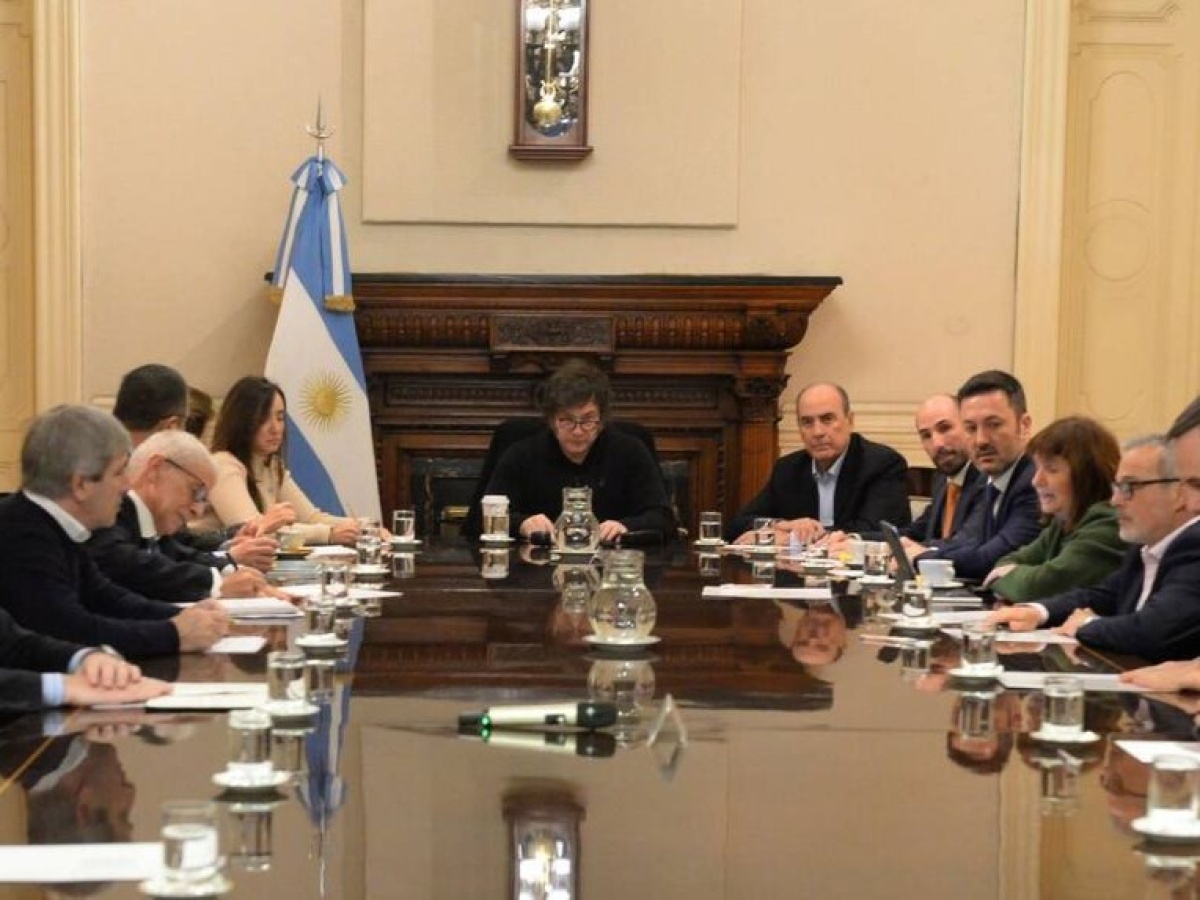 Tras la derrota en la Provincia, Javier Milei llamó a una mesa de ...