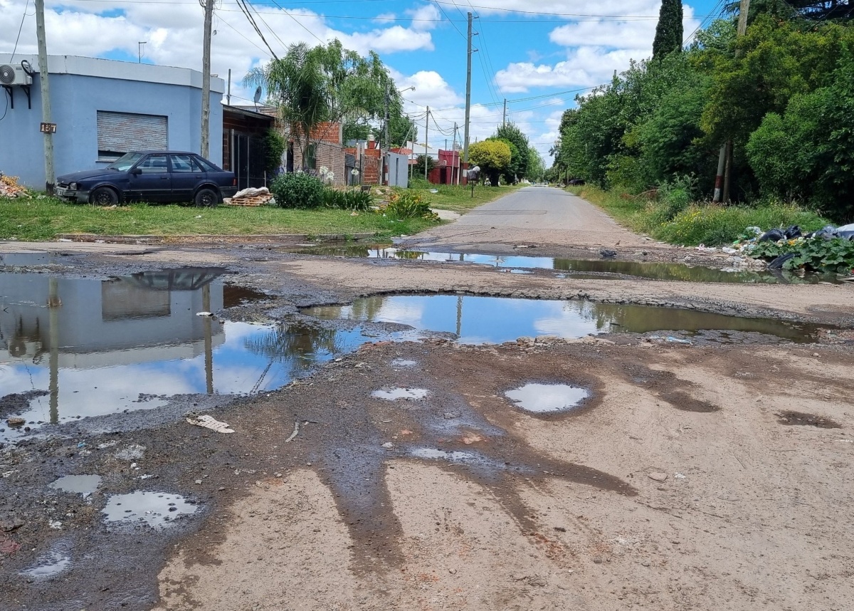 Reclaman por una pérdida de agua y una esquina intransitable en Los ...
