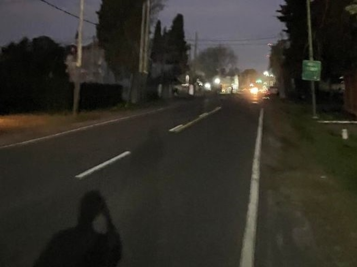 Vecinos se quejan por las luminarias que no funcionan en la calle 408