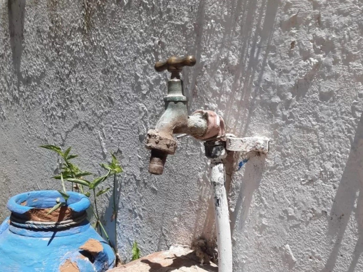 Vecinos de 154 y 73, reclamaron por la falta de suministro de agua en ...