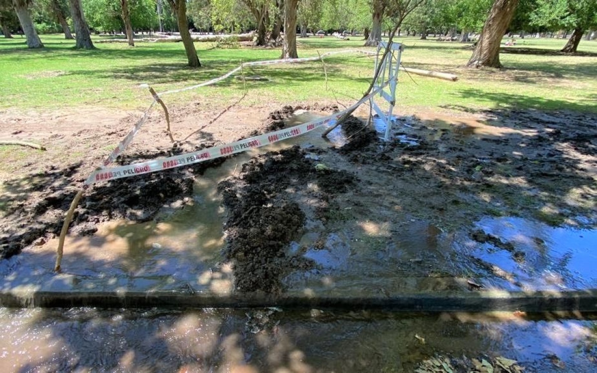 Piden que se repare una pérdida de agua en El Bosque