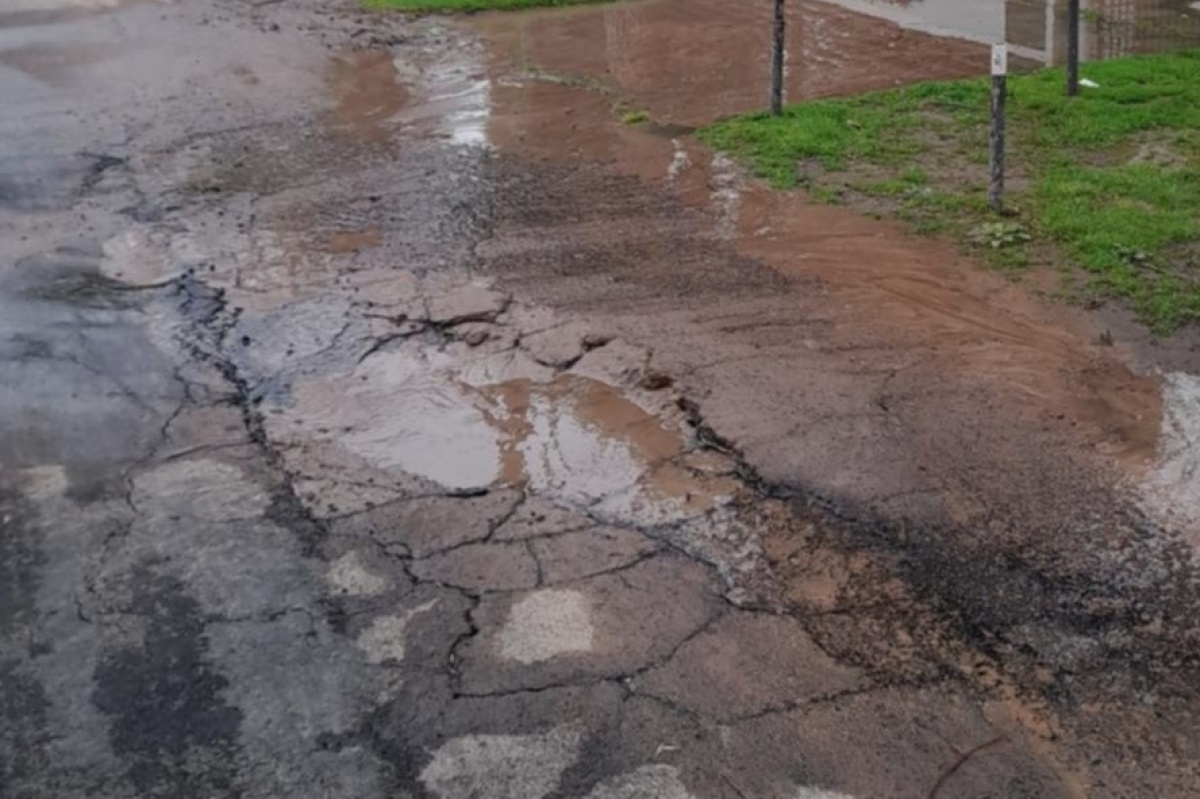 En 27 y 478 reclamaron por una enorme pérdida de agua