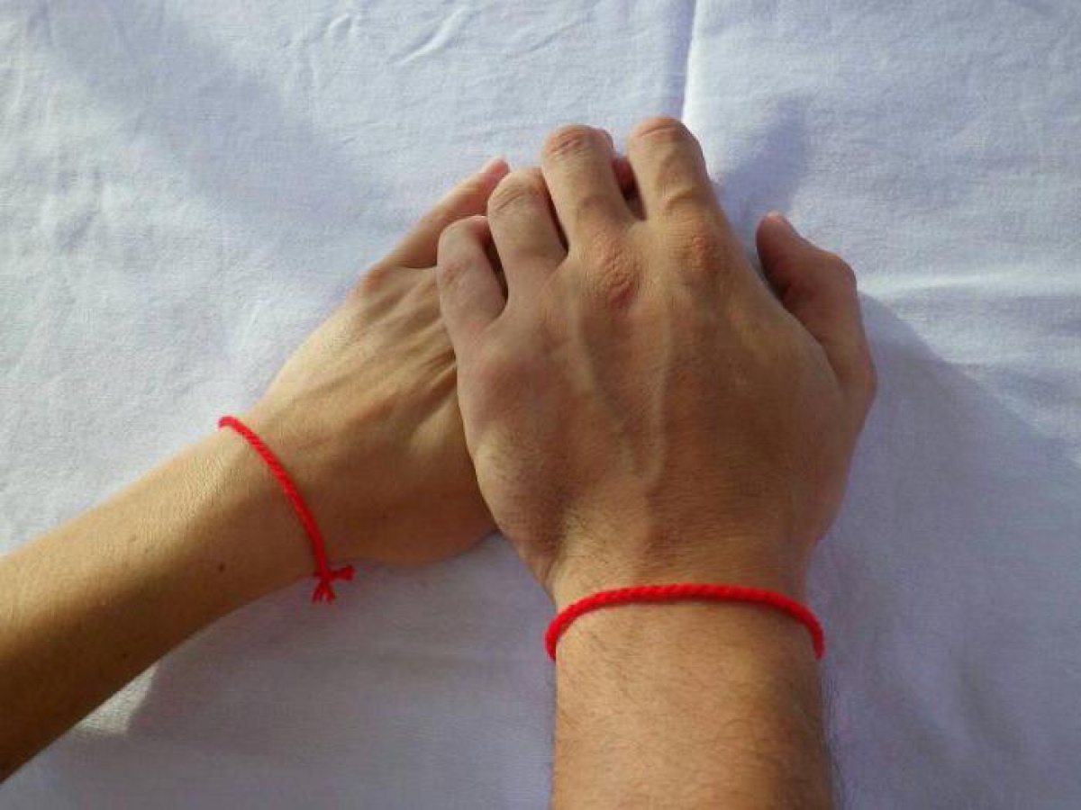 Красная нить на руке. Красная израильская нить. Красная нить на руке. Красная нить можно ли снять. Ниточка от сглаза на запястье.