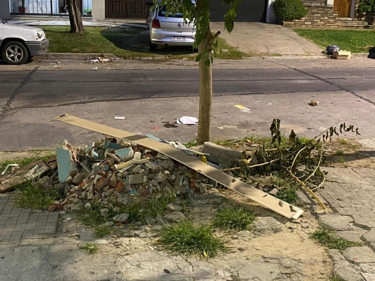 Una vereda de La Loma se está transformando en el basurero de la cuadra ...
