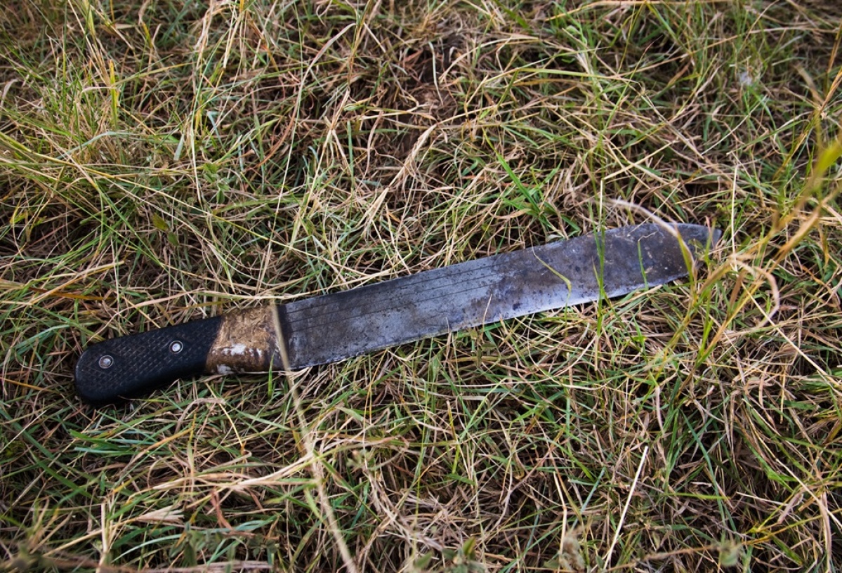 Continúan las peleas con machetes, fierros y botellas en la Zona Roja