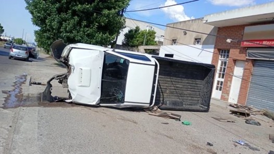 Un violento accidente con vuelco terminó con golpes y detenidos en Olmos
