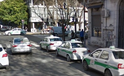 A un taxista de La Plata lo pasearon bajo amenazas por toda la ciudad y le sacaron el celular y 18 mil pesos