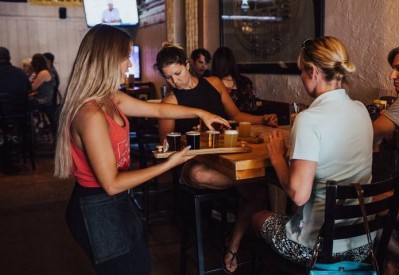 "Es importante lo del escote": el lamentable chat que se viralizó entre el dueño de un bar y una posible moza