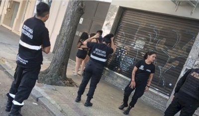 Una agente platense resultó agredida durante una intervención policial