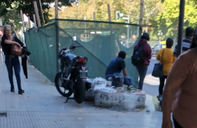 Vecinos denuncian un 'estado de abandono' en obras del centro de La Plata: "Implica un riesgo"
