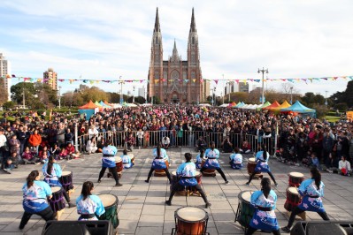 Japón copó Plaza Moreno con un atrapante show de Taiko, comidas típicas y personajes de animé