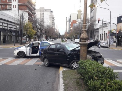 Tremendo choque entre un auto y un patrullero en La Plata