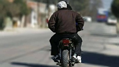 Motochorros golpearon y asaltaron a un hombre en San Carlos