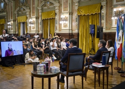 Axel Kicillof particip&oacute; del lanzamiento internacional que realiz&oacute; Claudia Sheinbaum del programa de lectura &ldquo;25 para el 25&rdquo;