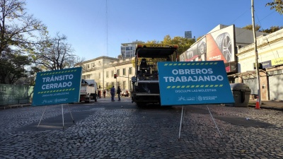 Comenzó la pavimentación del adoquinado en Plaza Italia y Plaza Rocha de La Plata, y demandará al menos dos semanas