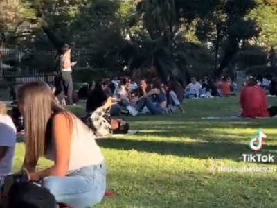 Una plaza sin hombres: la postal que sorprendió a una joven en pleno Superclásico