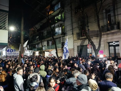 Vigilia en apoyo a Cristina Kirchner: un inesperado y gran operativo policial desalojó a los militantes