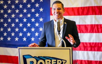 Robert García, el primer inmigrante LGTBIQ+ que representará a California en el Congreso de Estados Unidos