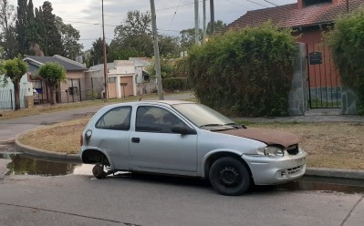Vecinos de Los Hornos reclamaron por un auto abandonado que ya fue vandalizado