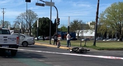 Un choque entre una moto y un auto en La Plata dejó a un motociclista herido