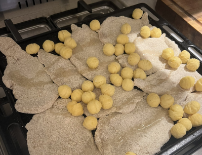 "Cocinar o hacer la comida"; la sutil diferencia que se hizo viral en las redes a partir de unas milanesas con papas al horno