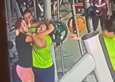 Se agarraron de los pelos en un gimnasio por un insólito motivo y todo quedó grabado: un espejo se cayó y cortó a una mujer