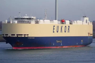 Se prendió fuego un barco que transportaba vehículos eléctricos en el Océano Pacífico y tuvo que ser abandonado