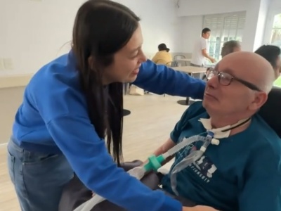 El emotivo gesto de una joven para su papá con ELA al recibir su título de ingeniera química