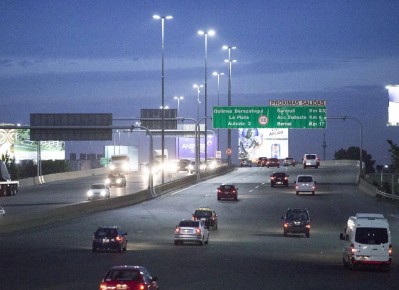 Desde el Concejo Deliberante pidieron reparar luminarias en la Autopista Buenos Aires - La Plata por los múltiples accidentes
