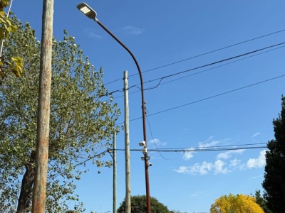 Vecinos reclaman por una luminaria que está encendida las 24 horas