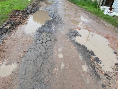 Camiones de cantera circulan por calles no autorizadas y deterioran aún más la calle 618