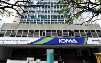 Una mujer de La Plata reclama demoras en IOMA por un chaleco kinesiológico para su hija