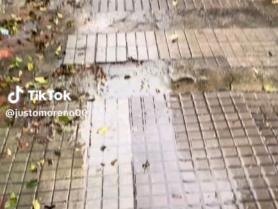 Un clásico de La Plata: pisas una baldosa floja y terminas empapado